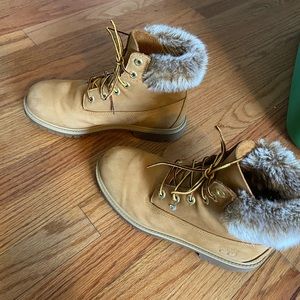Timberland with fur Women’s Size 6 - like new (only worn a few times).